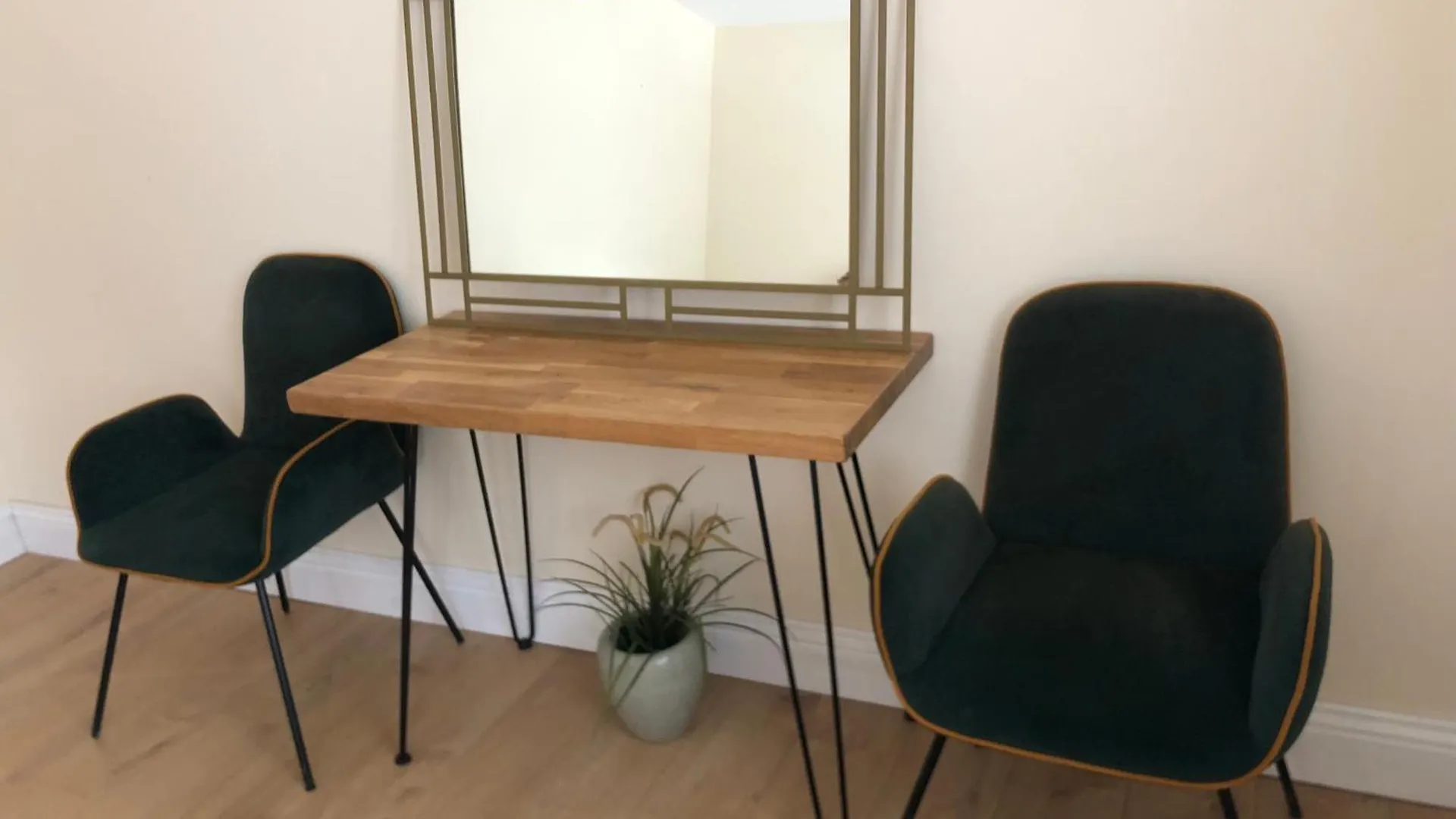 Green Gate Apartment London Homestay