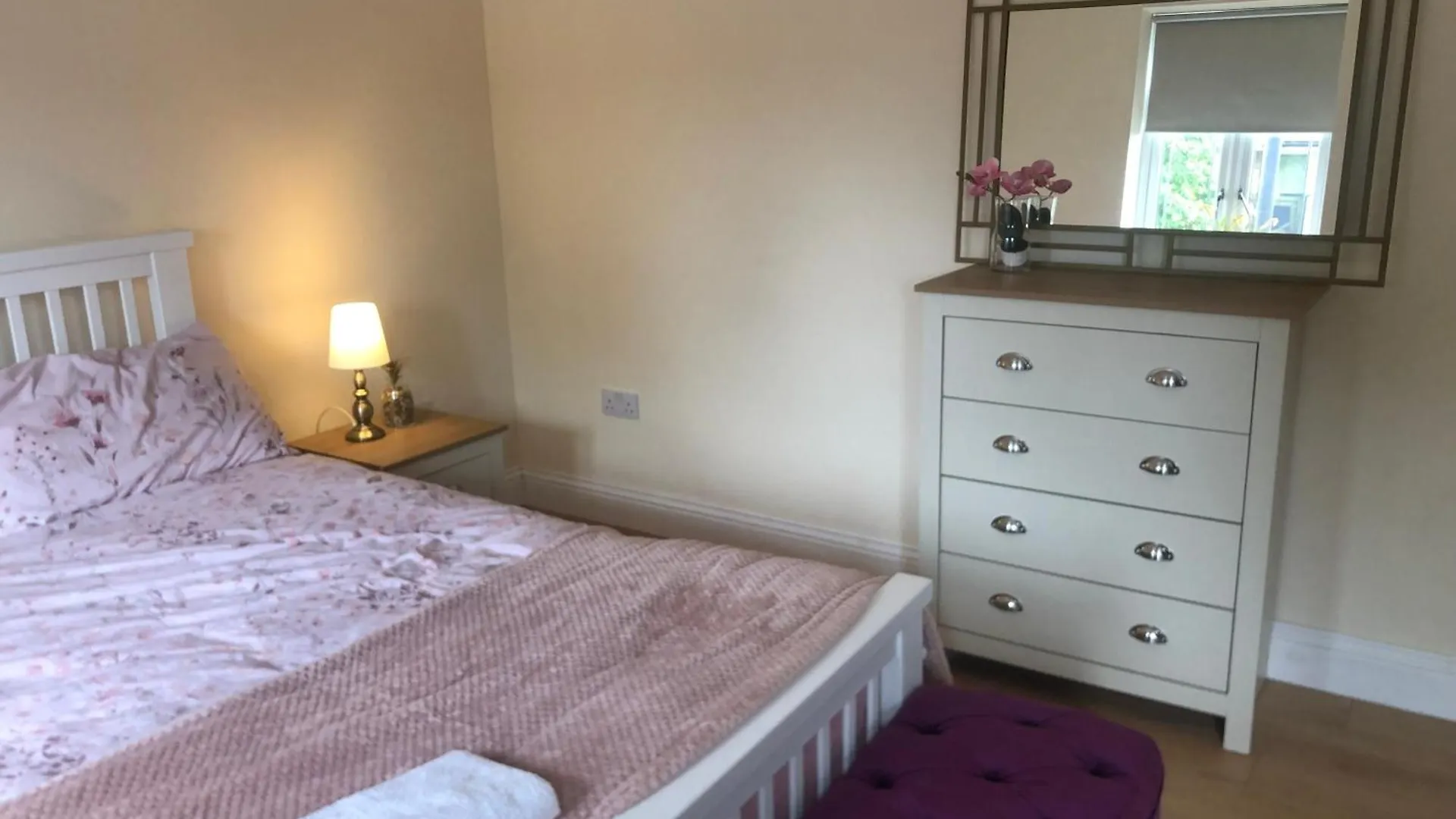 Green Gate Apartment London Homestay
